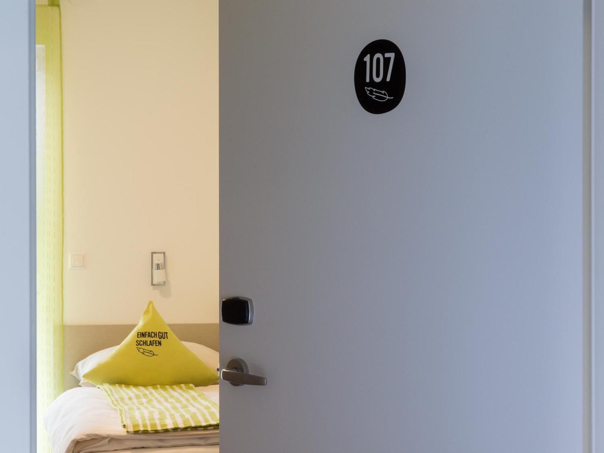 Smart Motel Filton Bagian luar foto